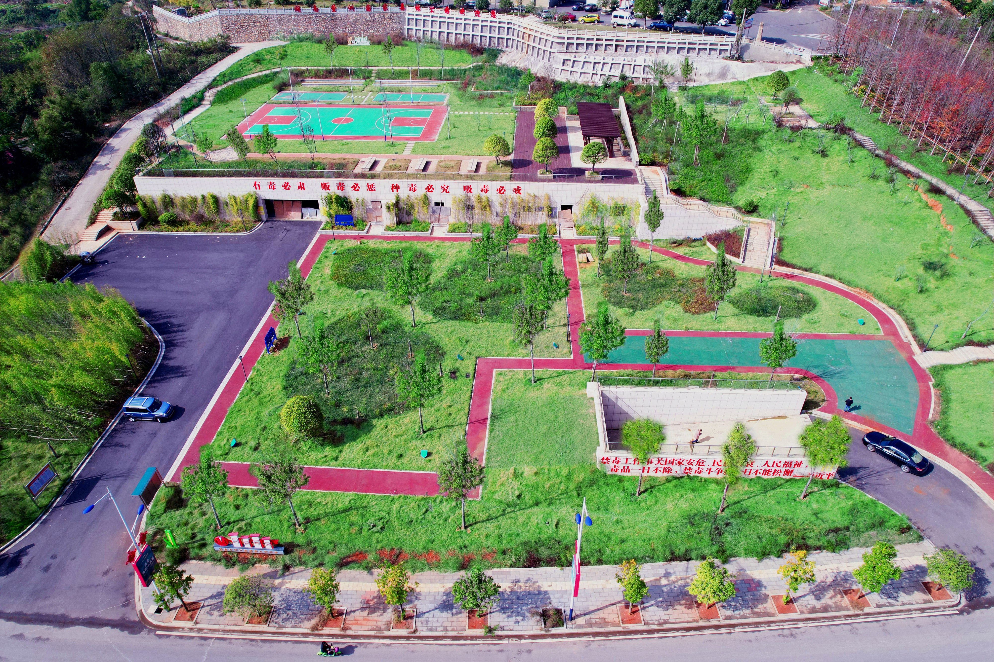 開云路生態(tài)停車場(chǎng)